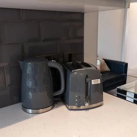 Stylish & Spacious City Centre 3-Bedroom Townhouse - Sleeps 6 Кэнтербари Экстерьер фото