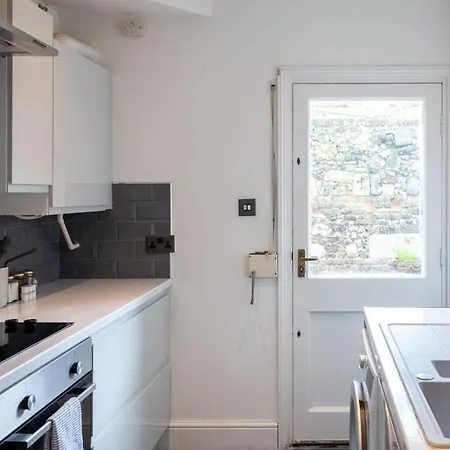 Stylish & Spacious City Centre 3-Bedroom Townhouse - Sleeps 6 Кэнтербари Экстерьер фото