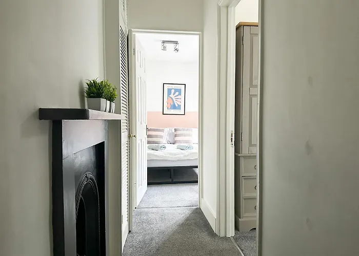 Stylish & Spacious City Centre 3-Bedroom Townhouse - Sleeps 6