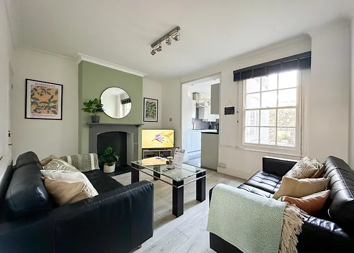 Stylish & Spacious City Centre 3-Bedroom Townhouse - Sleeps 6