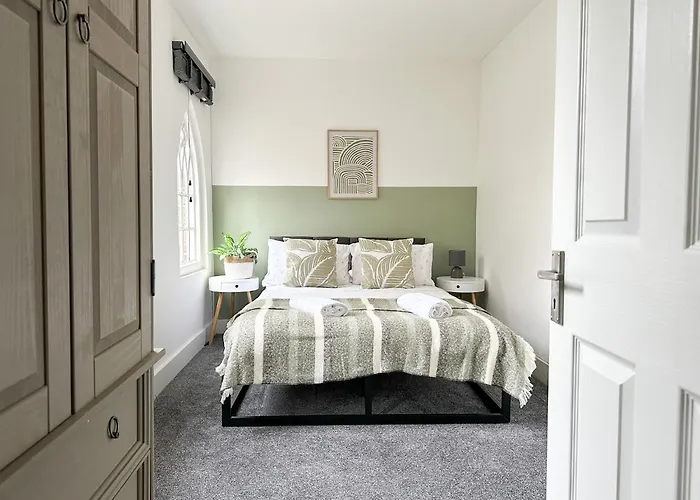 Stylish & Spacious City Centre 3-Bedroom Townhouse - Sleeps 6