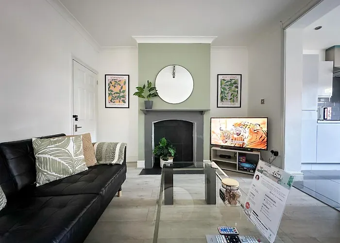 Stylish & Spacious City Centre 3-Bedroom Townhouse - Sleeps 6