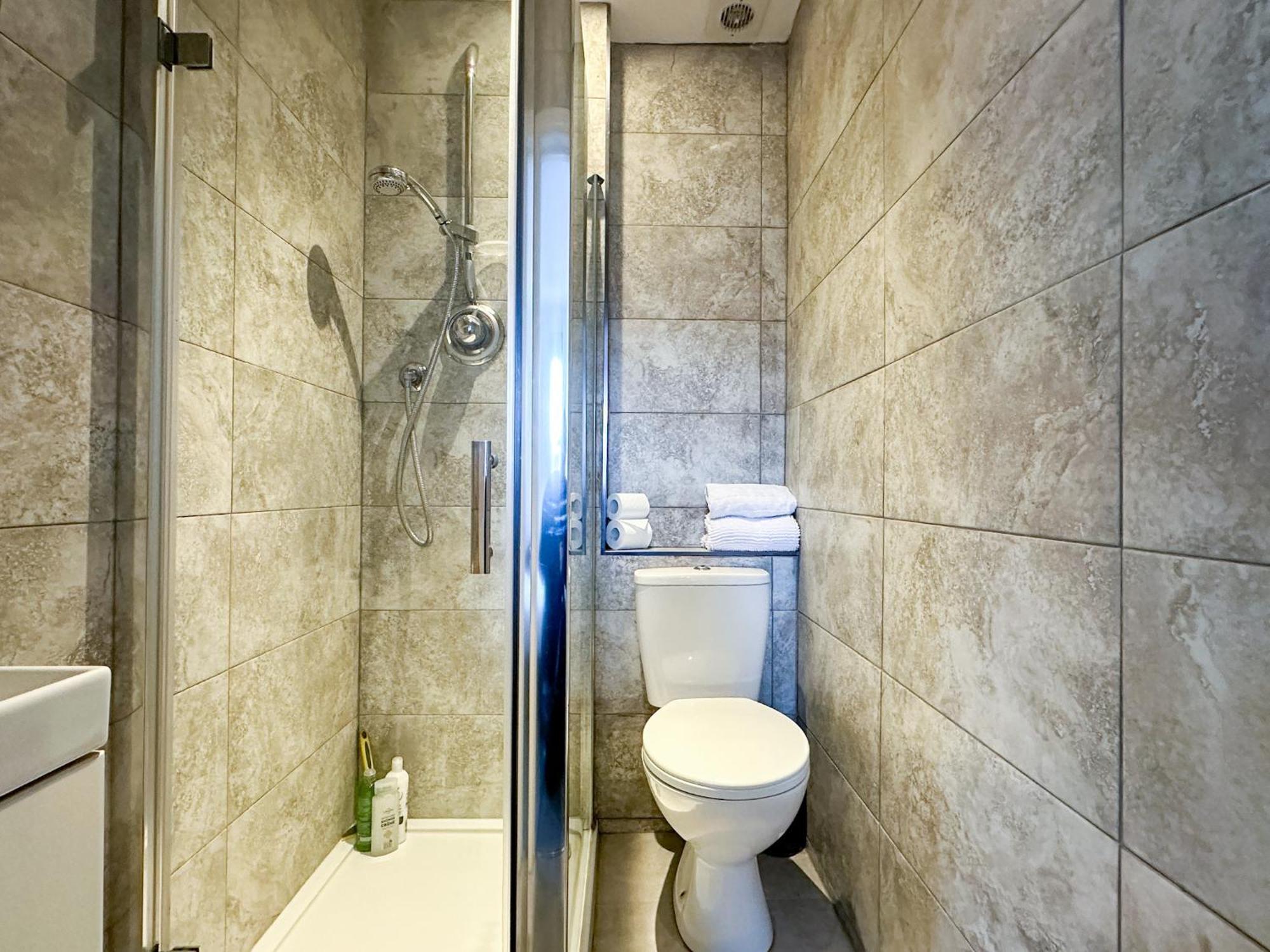 Stylish & Spacious Centre 3-bedroom Townhouse - Sleeps 6