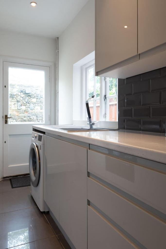 Stylish & Spacious Centre 3-bedroom Townhouse - Sleeps 6 Holiday home