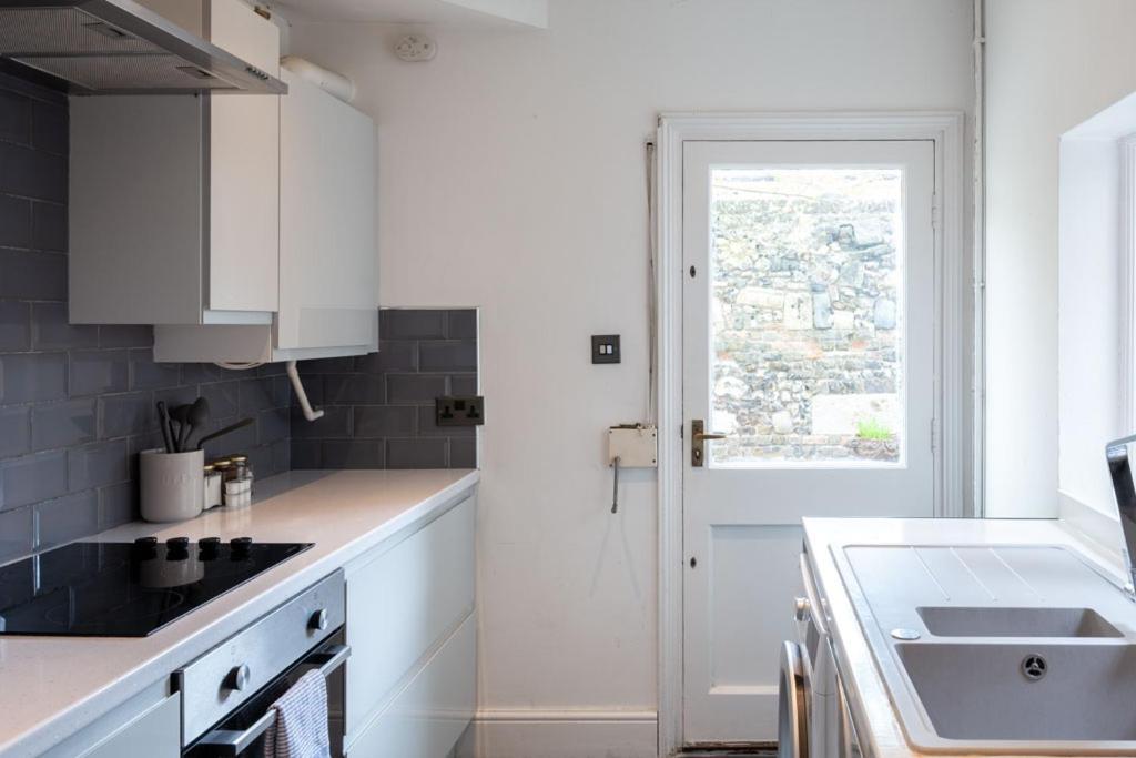 Stylish & Spacious Centre 3-bedroom Townhouse - Sleeps 6