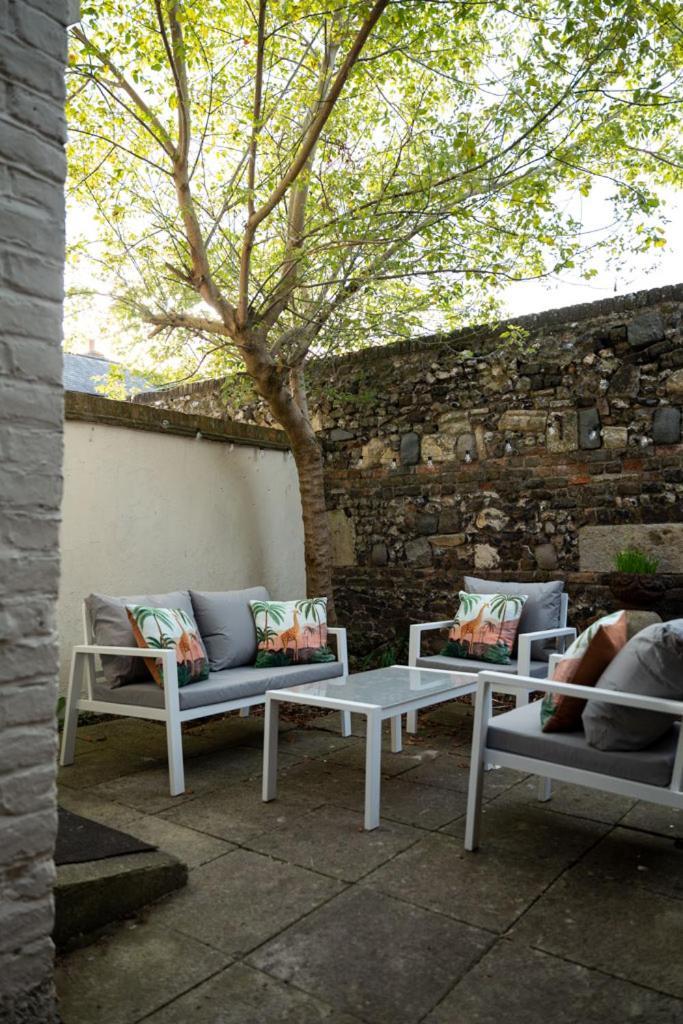 Stylish & Spacious Centre 3-bedroom Townhouse - Sleeps 6 Holiday home Canterbury