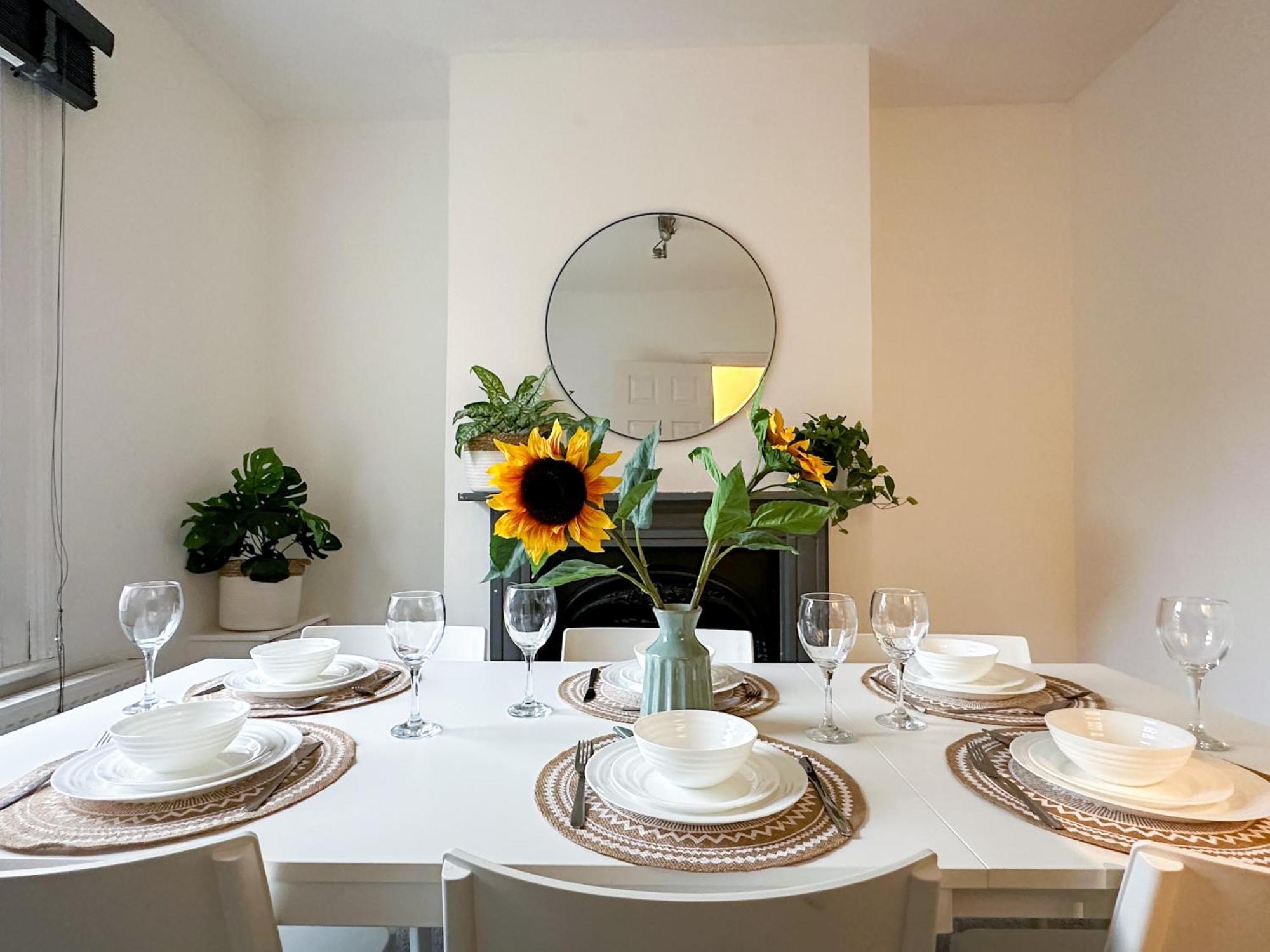 Stylish & Spacious Centre 3-bedroom Townhouse - Sleeps 6 Holiday home