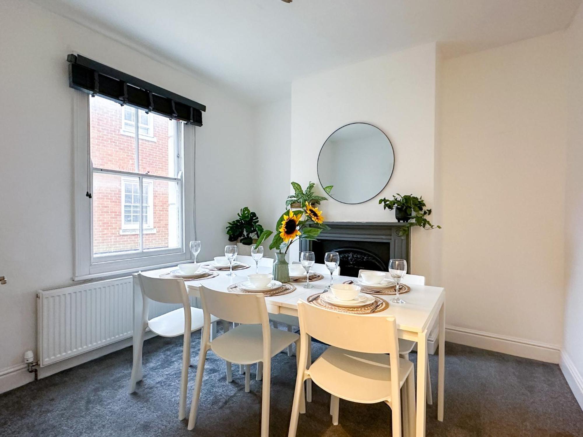 Stylish & Spacious Centre 3-bedroom Townhouse - Sleeps 6 * Canterbury
