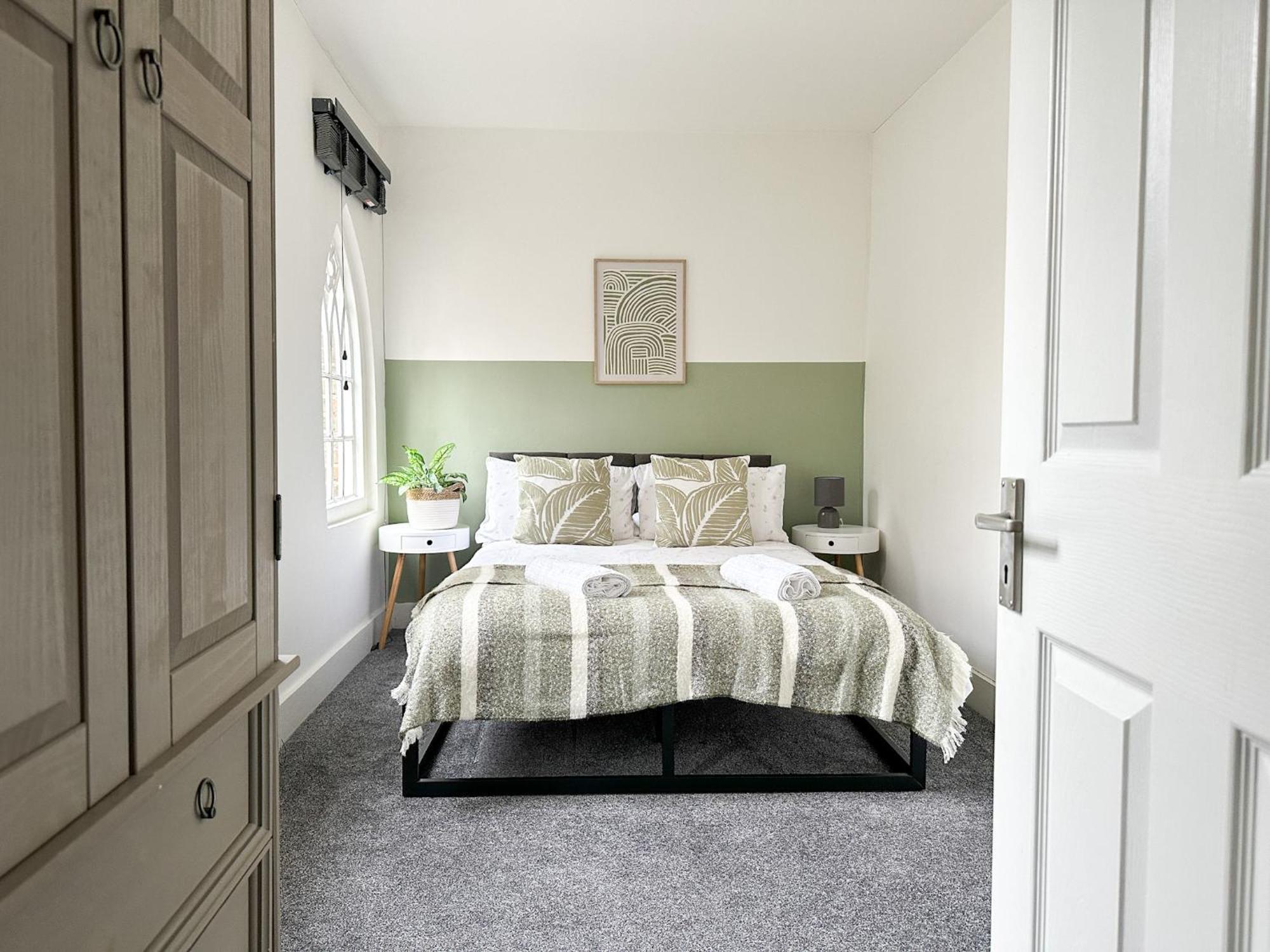 Stylish & Spacious Centre 3-bedroom Townhouse - Sleeps 6 Holiday home *
