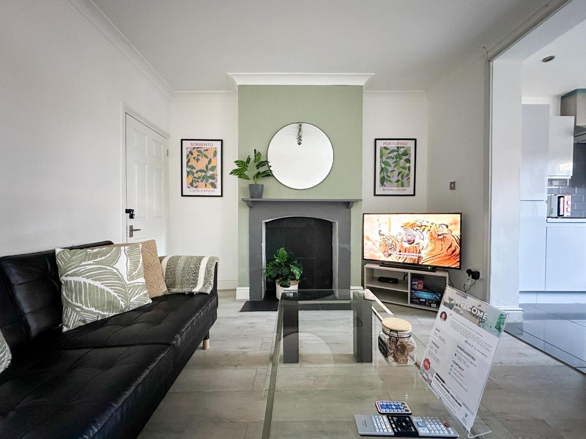 Stylish & Spacious Centre 3-bedroom Townhouse - Sleeps 6 Holiday home Canterbury